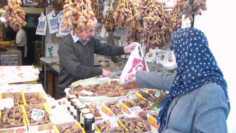 بالصور.. "دقلة نور" تاج التمور في أسواق رمضان بالجزائر