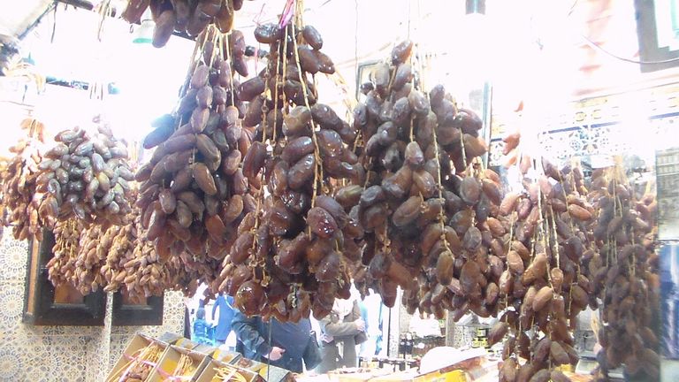 "دقلة نور" تاج التمور في أسواق رمضان بالجزائر