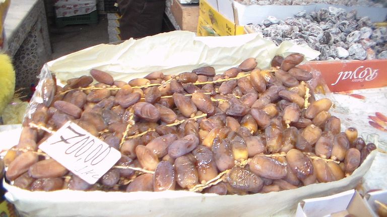 "دقلة نور" تاج التمور في أسواق رمضان بالجزائر