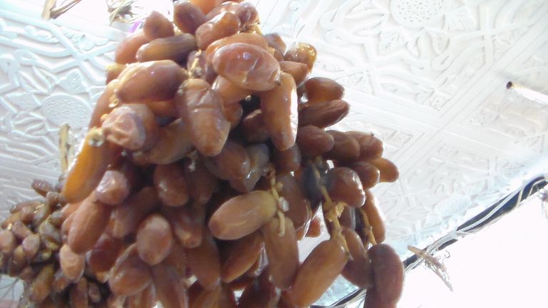 "دقلة نور" تاج التمور في أسواق رمضان بالجزائر