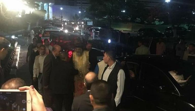 البابا تواضروس الثاني خلال استقباله رفات ضحايا مذبحة داعش في ليبيا مصريون يؤدون الصلاة على رفات 20 قبطيا ذبحهم داعش الإرهابي- رويترز