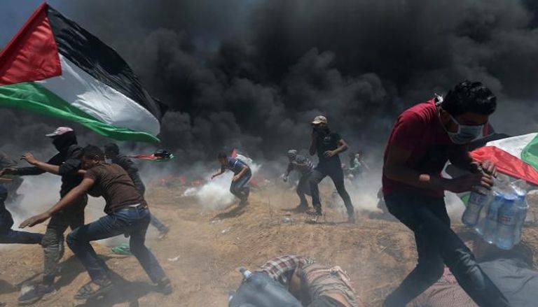 فلسطينيون خلال محاولة تفادي قنابل الاحتلال