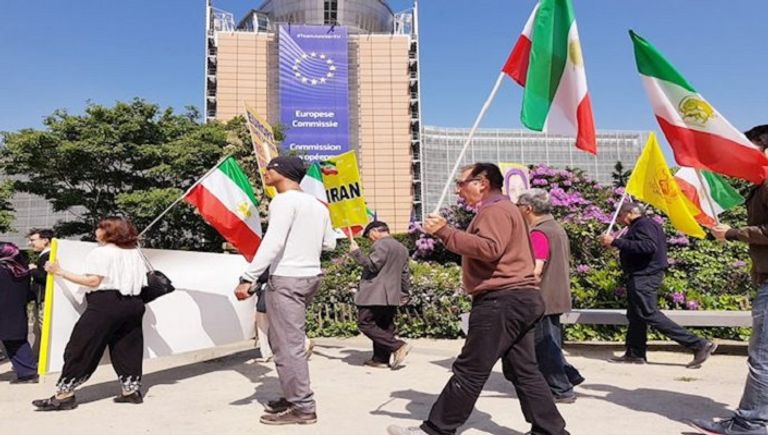 جانب من تظاهرات اليوم ضد وزير الخارجية الإيراني  جانب من تظاهرات اليوم ضد وزير الخارجية الإيراني