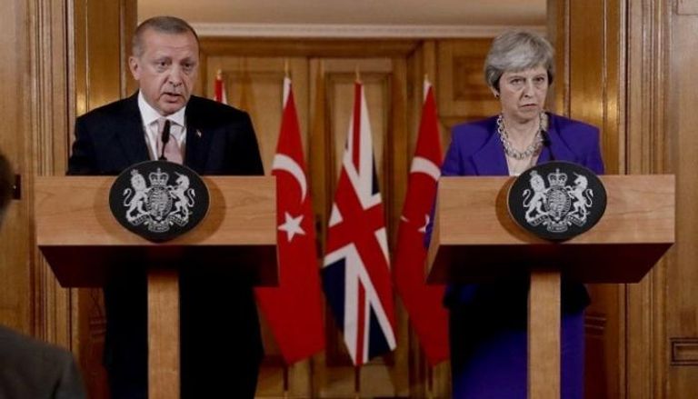 رئيسة الوزراء البريطانية والرئيس التركي خلال المؤتمر الصحفي