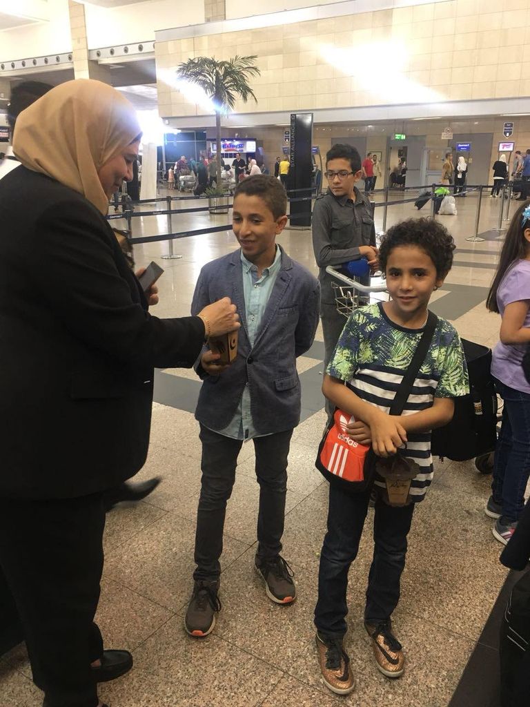 مصر للطيران توزع فوانيس رمضان على الركاب