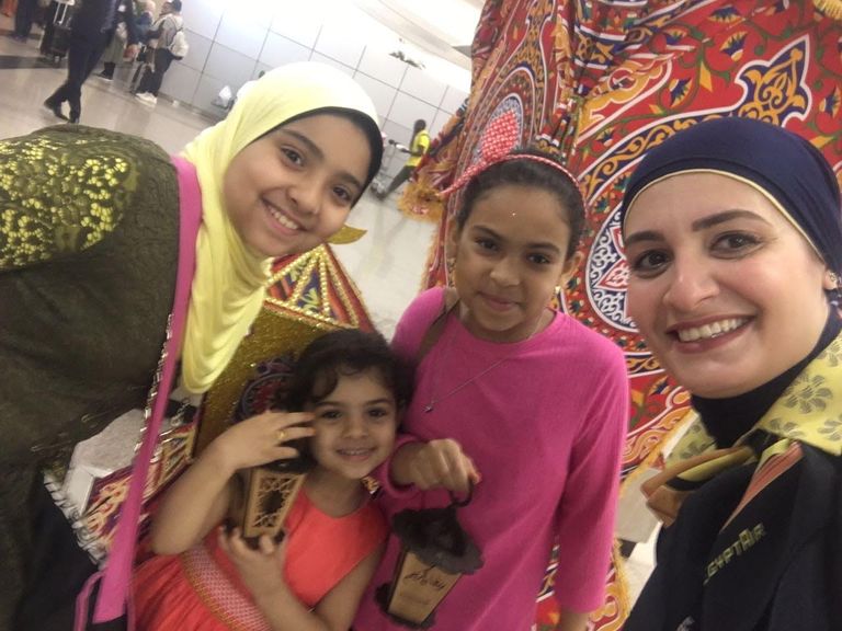 مصر للطيران توزع فوانيس رمضان على الركاب