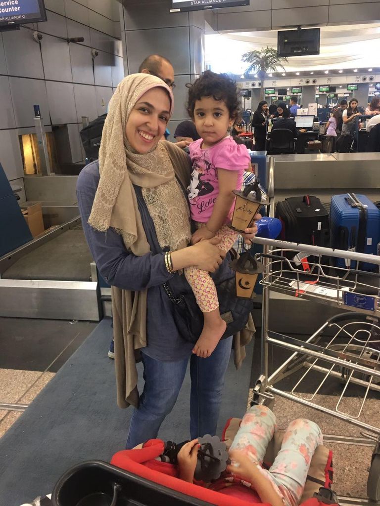 مصر للطيران توزع فوانيس رمضان على الركاب