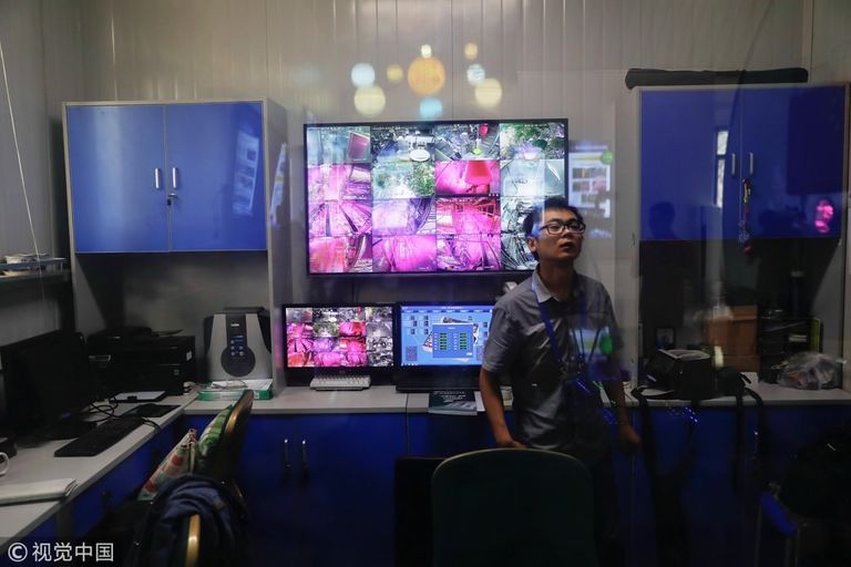 العلماء لدى خروجهم من المختبر