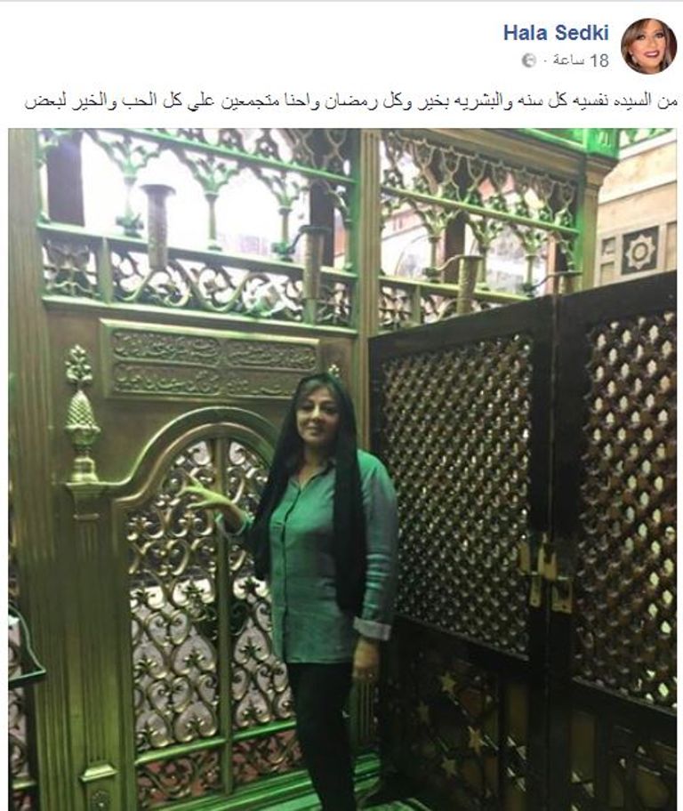 الممثلة المصرية هالة صدقي في مسجد السيدة نفيسة