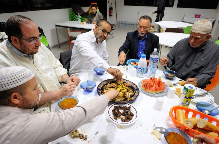 مسلمون فرنسيون أثناء إفطار رمضاني  فرنسا تستعد لاستقبال رمضان