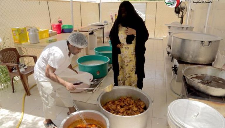 مؤسسة "خليفة الإنسانية" تكمل استعداداتها لتنفيذ مشروع "إفطار صائم"