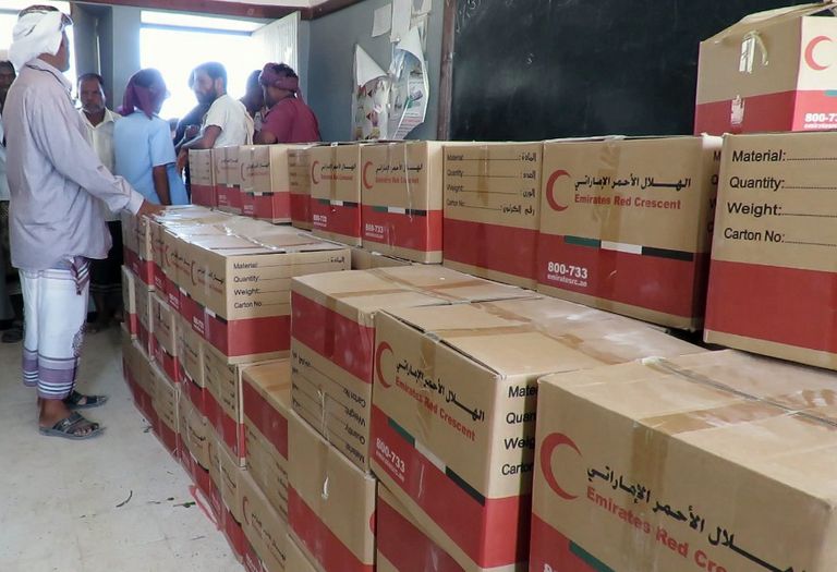 الهلال الأحمر الإماراتي يوزع مساعدات رمضانية بمديرية أحور اليمنية