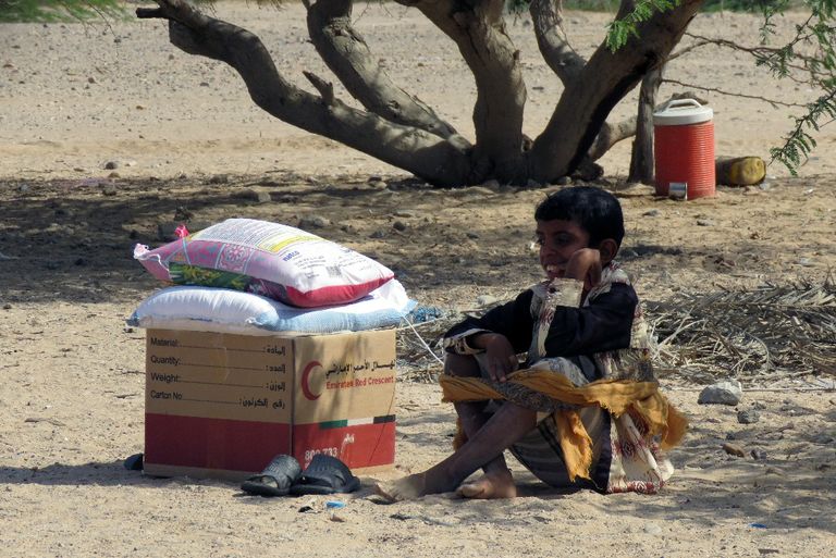 الهلال الأحمر الإماراتي يوزع مساعدات رمضانية بمديرية أحور اليمنية