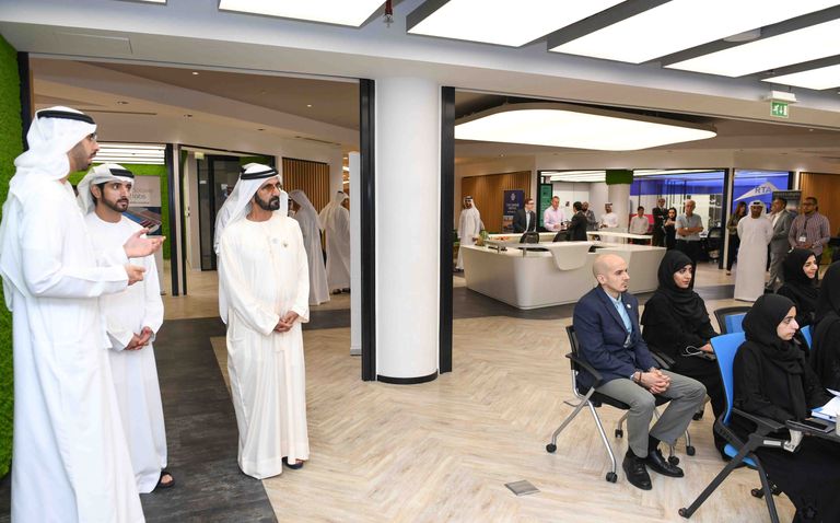 محمد بن راشد يشهد جانبا من برنامج الذكاء الاصطناعي لحكومة الإمارات