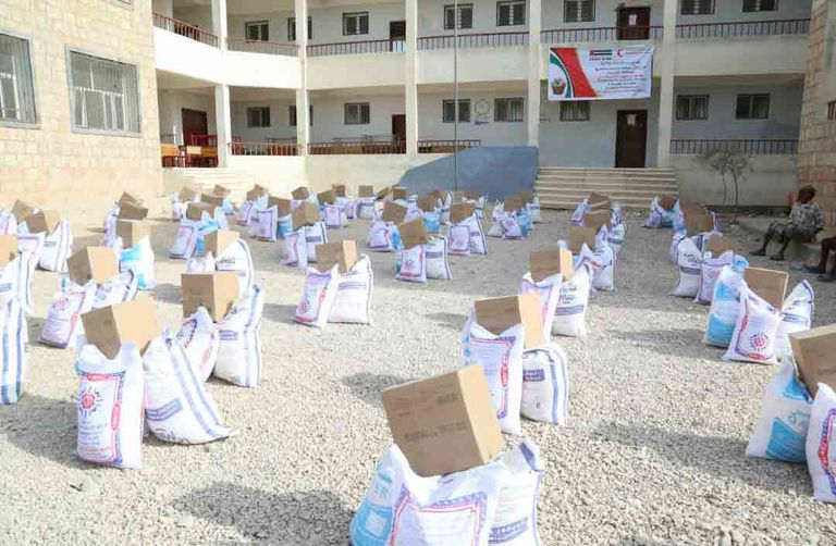 فريق الهلال الأحمر الإماراتي يوصل المساعدات
