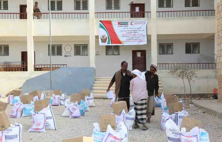 فريق الهلال الأحمر الإماراتي يوصل المساعدات