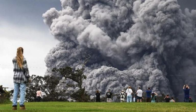 أناس يشاهدون انفجار بركان هاواي