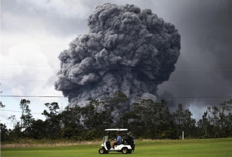 انفجار بركان في هاواي أناس يشاهدون انفجار بركان هاواي