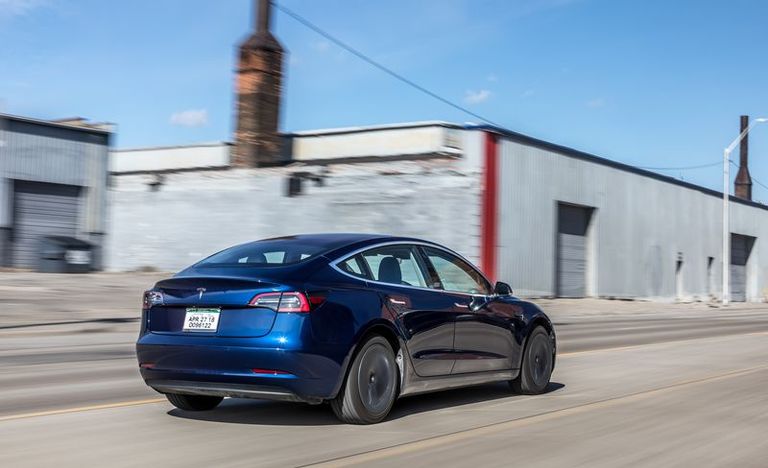 سيارة "تسلا 3" في الأسواق بداية من يوليو المقبل