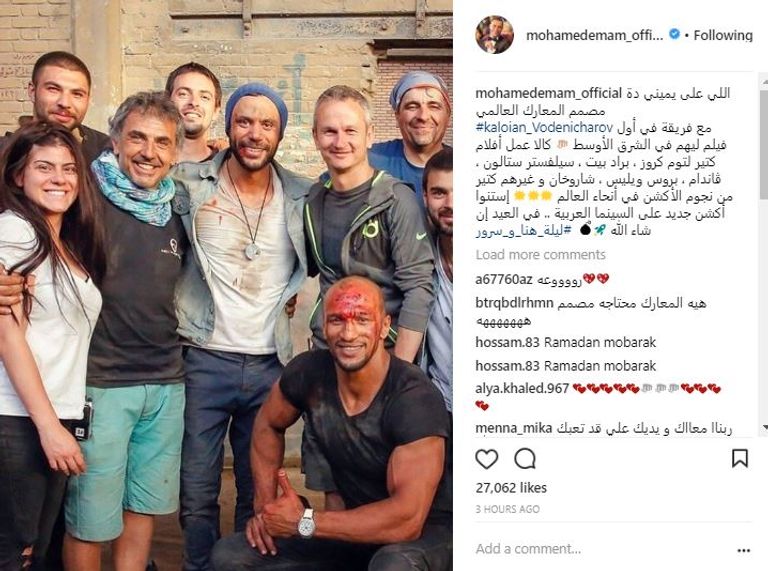 محمد إمام مع مصمم المعارك وفريقه