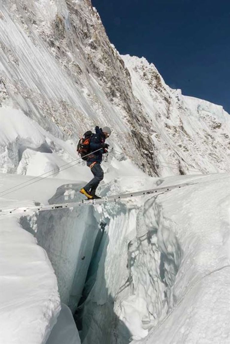 الإعلامي البريطاني بن فوجل على قمة إيفرست