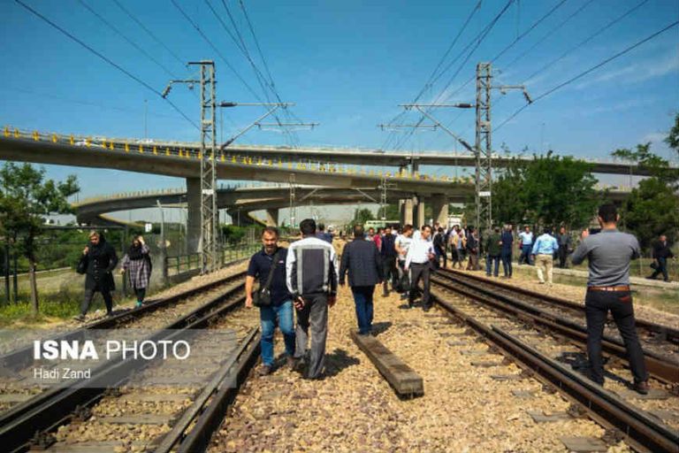 احتجاجات على قضبان المترو في إيران