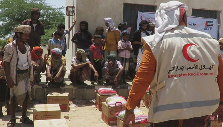 الهلال الأحمر الإماراتي يوزع 700 سلة غذائية على النازحين في أبين