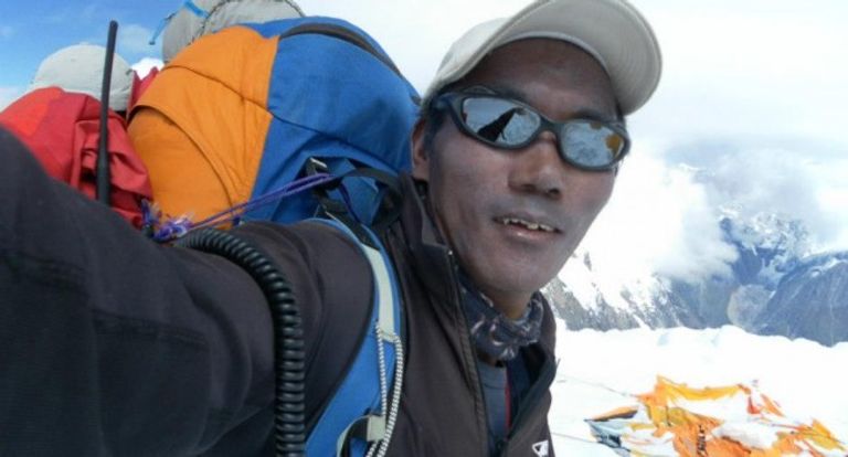 متسلقان على قمة جبل إيفرست