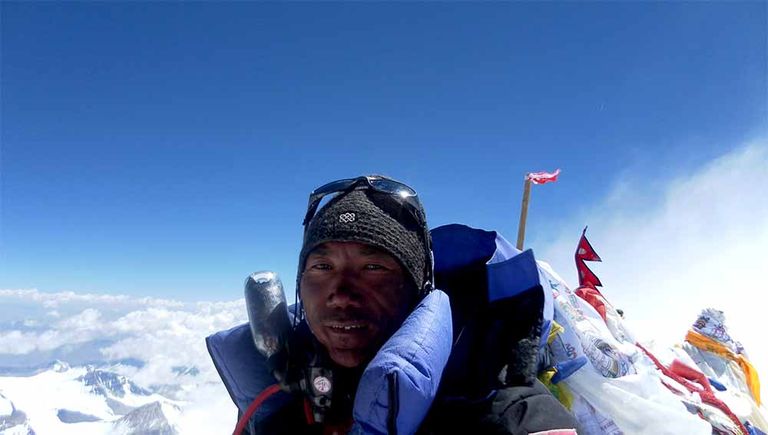 متسلقان على قمة جبل إيفرست