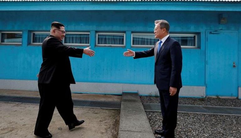 زعيم كوريا الشمالية ورئيس كوريا الجنوبية في قمة تاريخية الشهر الماضي
