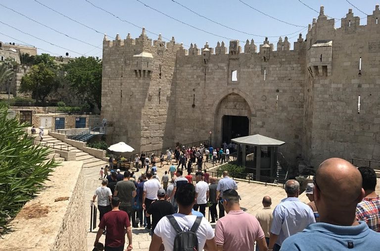 الآلاف يؤدون صلاة الجمعة في الأقصى