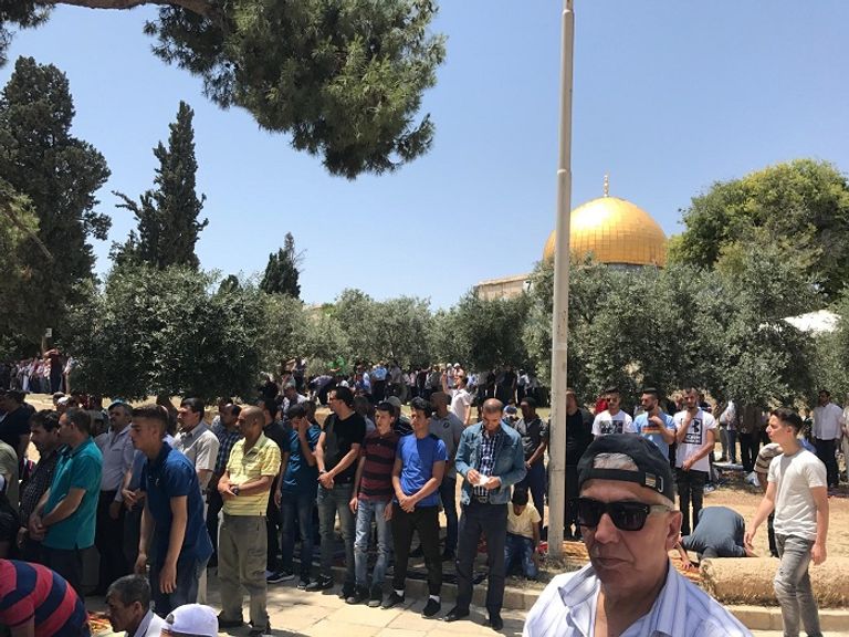 الآلاف يؤدون صلاة الجمعة في الأقصى
