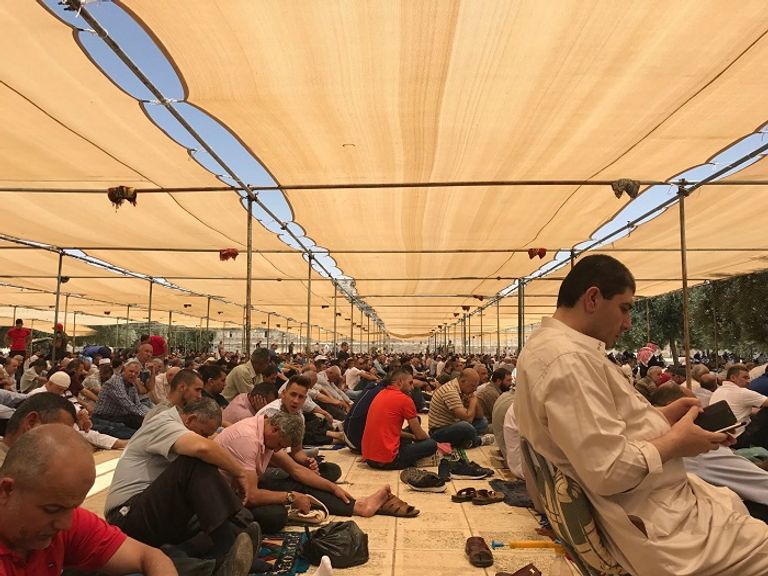 الآلاف يؤدون صلاة الجمعة في الأقصى