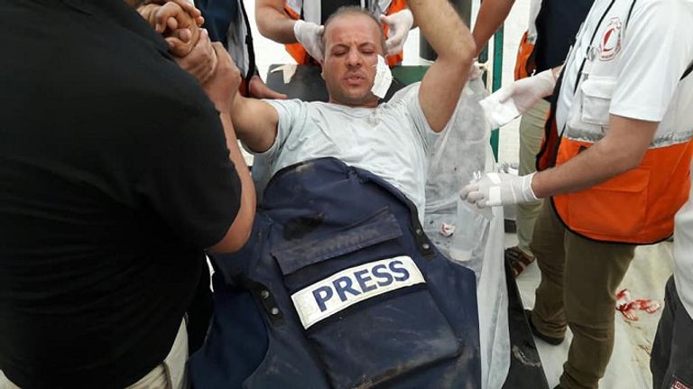 الصحفي المصاب بسام مسعود المئات من المتظاهرين شاركوا في جمعة الوفاء للشهداء والجرحى