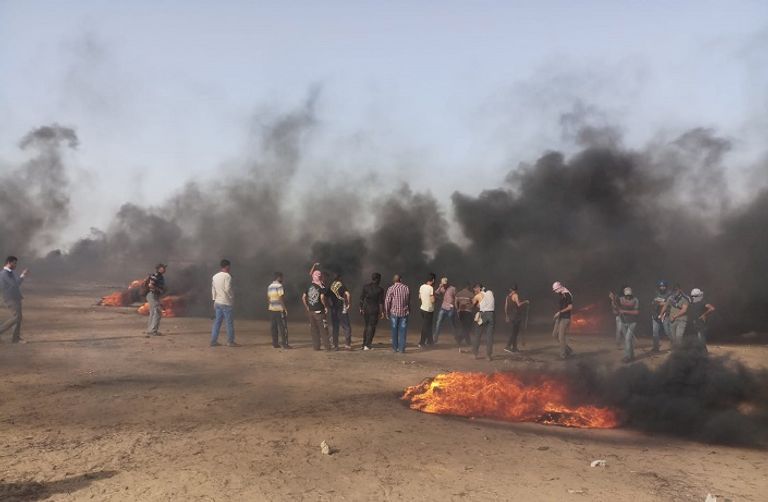 المئات من المتظاهرين أشعلوا إطارات السيارات المئات من المتظاهرين شاركوا في جمعة الوفاء للشهداء والجرحى