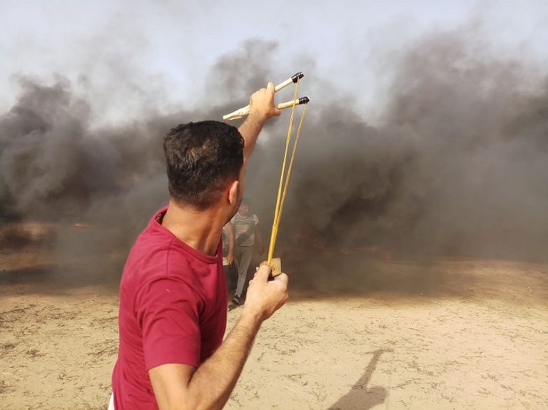 المئات من المتظاهرين حاولوا رشق قوات الاحتلال بالحجارة المئات من المتظاهرين شاركوا في جمعة الوفاء للشهداء والجرحى