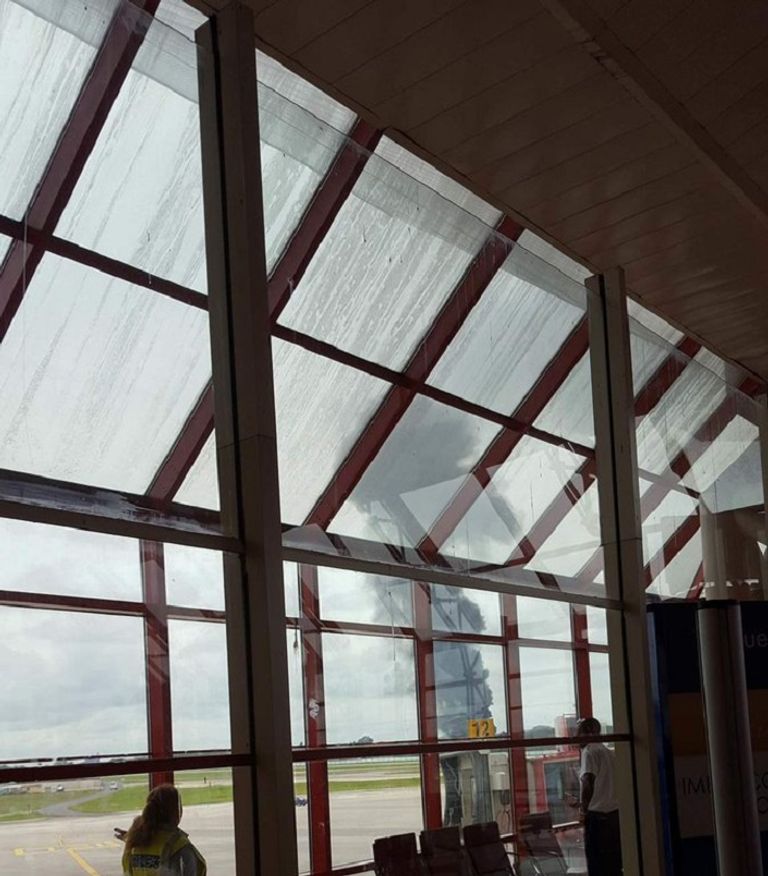 رجال الإسعاف والمطافئ فى موقع تحطم الطائرة