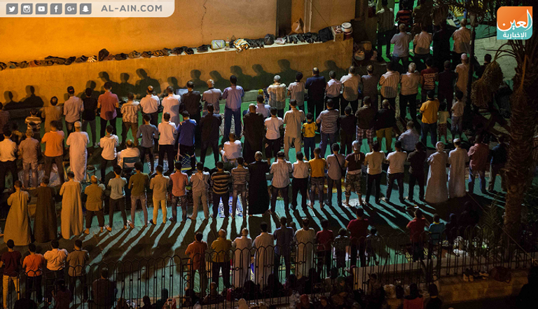 مصلون يؤدون صلاة التراويح في مسجد عمرو بن العاص