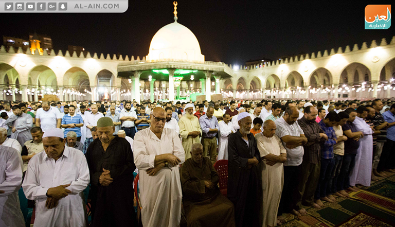 مصلون يؤدون صلاة التراويح في مسجد عمرو بن العاص