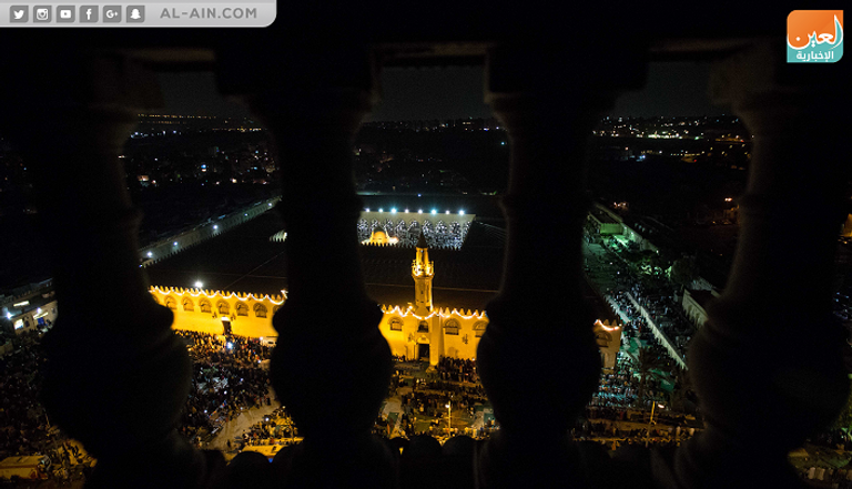 مصلون يؤدون صلاة التراويح في مسجد عمرو بن العاص