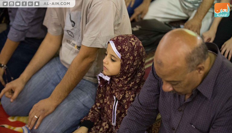 مصلون يؤدون صلاة التراويح في مسجد عمرو بن العاص