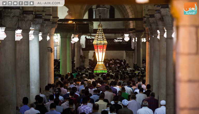مصلون يؤدون صلاة التراويح في مسجد عمرو بن العاص