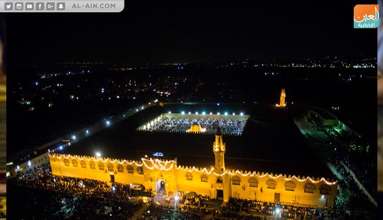 مصلون يؤدون صلاة التراويح في مسجد عمرو بن العاص