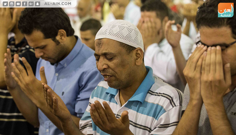 مصلون يؤدون صلاة التراويح في مسجد عمرو بن العاص