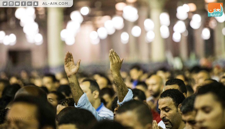 مصلون يؤدون صلاة التراويح في مسجد عمرو بن العاص