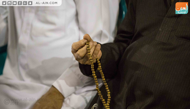 مصلون يؤدون صلاة التراويح في مسجد عمرو بن العاص