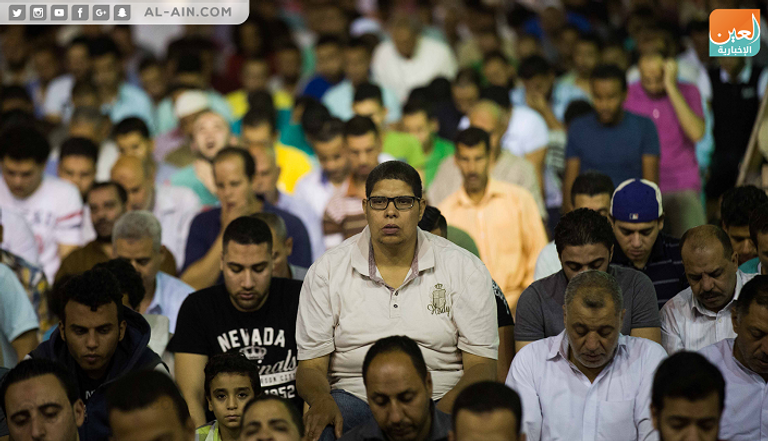 مصلون يؤدون صلاة التراويح في مسجد عمرو بن العاص