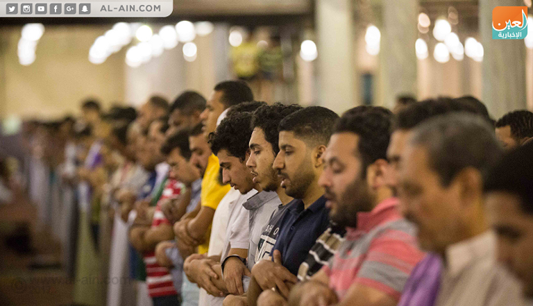 مصلون يؤدون صلاة التراويح في مسجد عمرو بن العاص