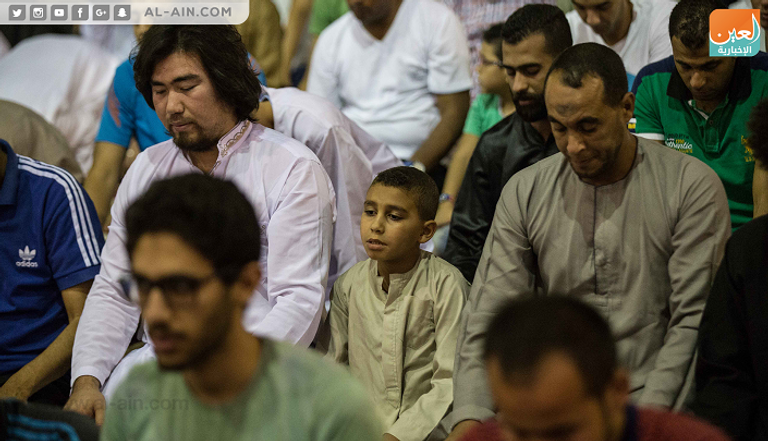 مصلون يؤدون صلاة التراويح في مسجد عمرو بن العاص