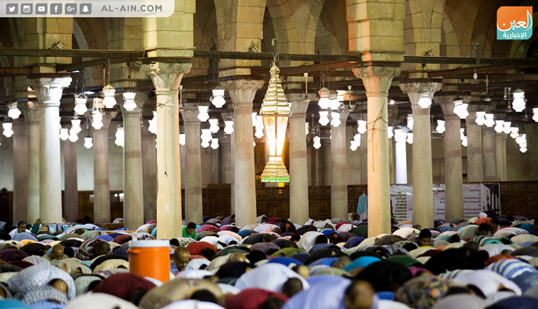 مصلون يؤدون صلاة التراويح في مسجد عمرو بن العاص